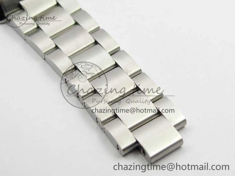 Avenger Chronograph 43mm SS B12F Best Edition White Dial on SS Bracelet A EasyMatch 5585
