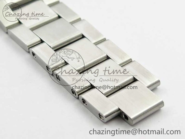 Avenger Chronograph 43mm SS B12F Best Edition White Dial on SS Bracelet A EasyMatch 5585