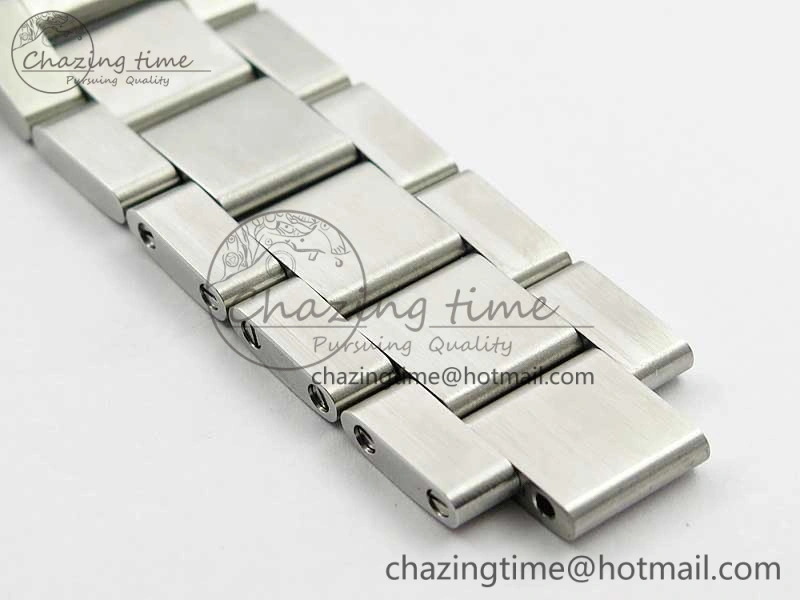 Avenger Chronograph 43mm SS B12F Best Edition White Dial on SS Bracelet A EasyMatch 5585