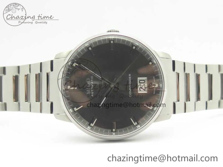 SunProtective Commander Big Date SS OXF Gray Dial on SS Bracelet A 7605
