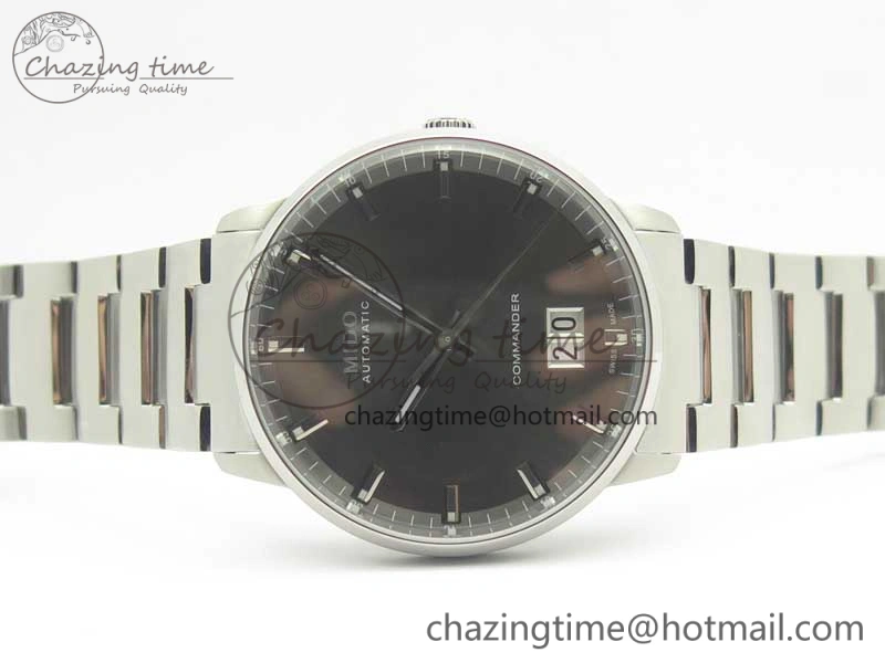 SunProtective Commander Big Date SS OXF Gray Dial on SS Bracelet A 7605
