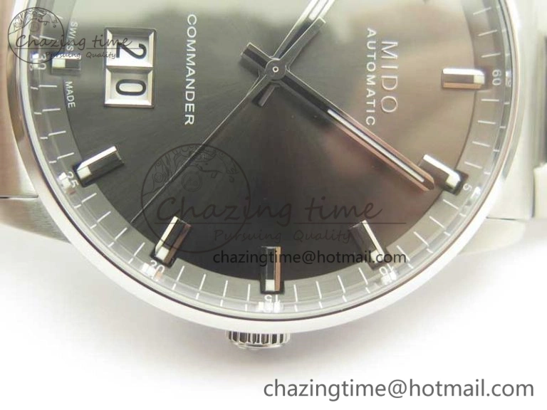 SunProtective Commander Big Date SS OXF Gray Dial on SS Bracelet A 7605
