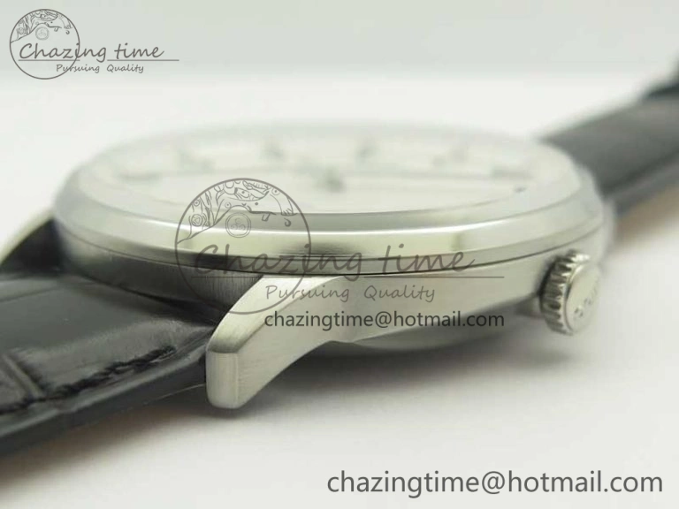 Commander Big Date SS OXF White Dial on Black Leather Strap A Soft 7610