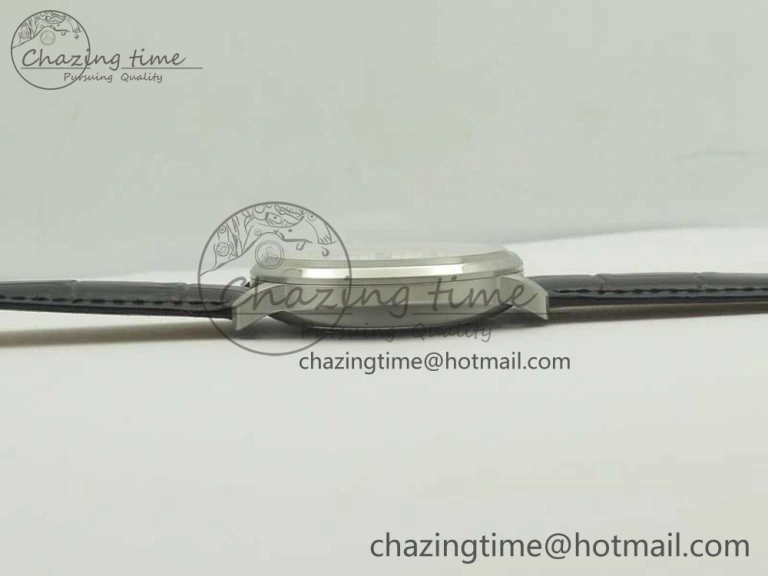Commander Big Date SS OXF White Dial on Black Leather Strap A Soft 7610
