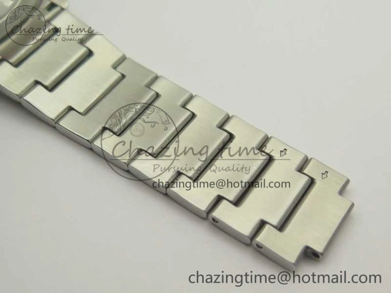 Functional Commander Big Date SS OXF White Dial on SS Bracelet A 7606