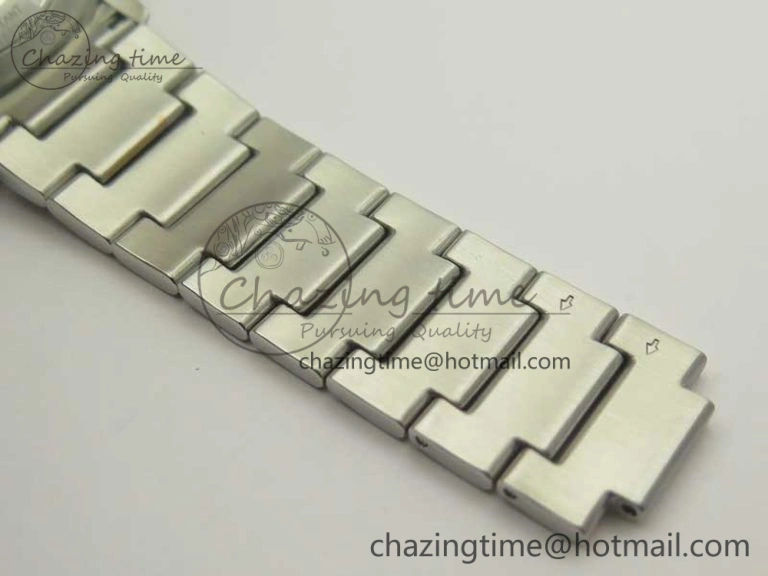 Commander Big Date SS RG OXF White Dial on SS RG Bracelet A WellDesigned 7604