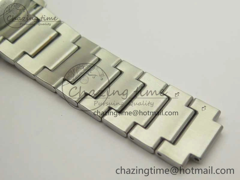 Commander Big Date SS RG OXF White Dial on SS RG Bracelet A WellDesigned 7604