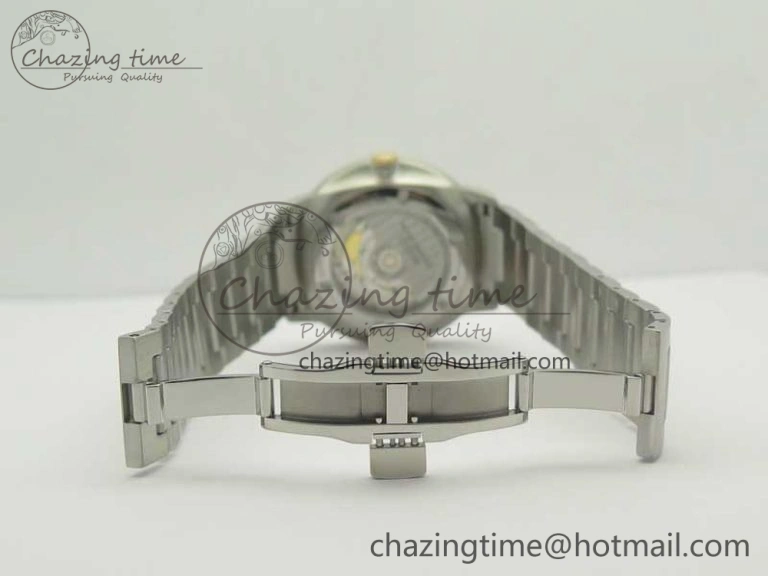 Commander Big Date SS RG OXF White Dial on SS RG Bracelet A WellDesigned 7604