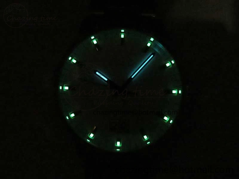 Commander Big Date SS RG OXF White Dial on SS RG Bracelet A WellDesigned 7604