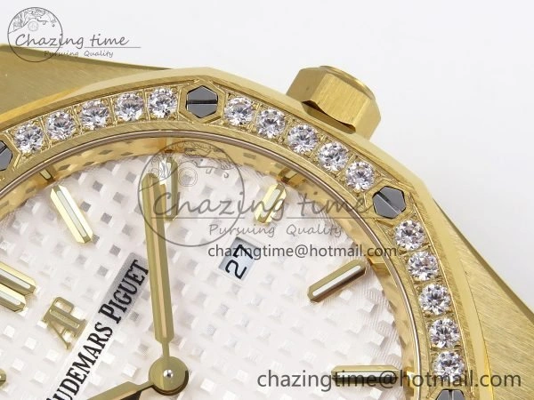UrbanChic Lady Royal Oak 33mm 67651 Diamonds Bezel YG ZF 1:1 Best Edition White Textured Dial on YG Bracelet RONDA Quartz 4477