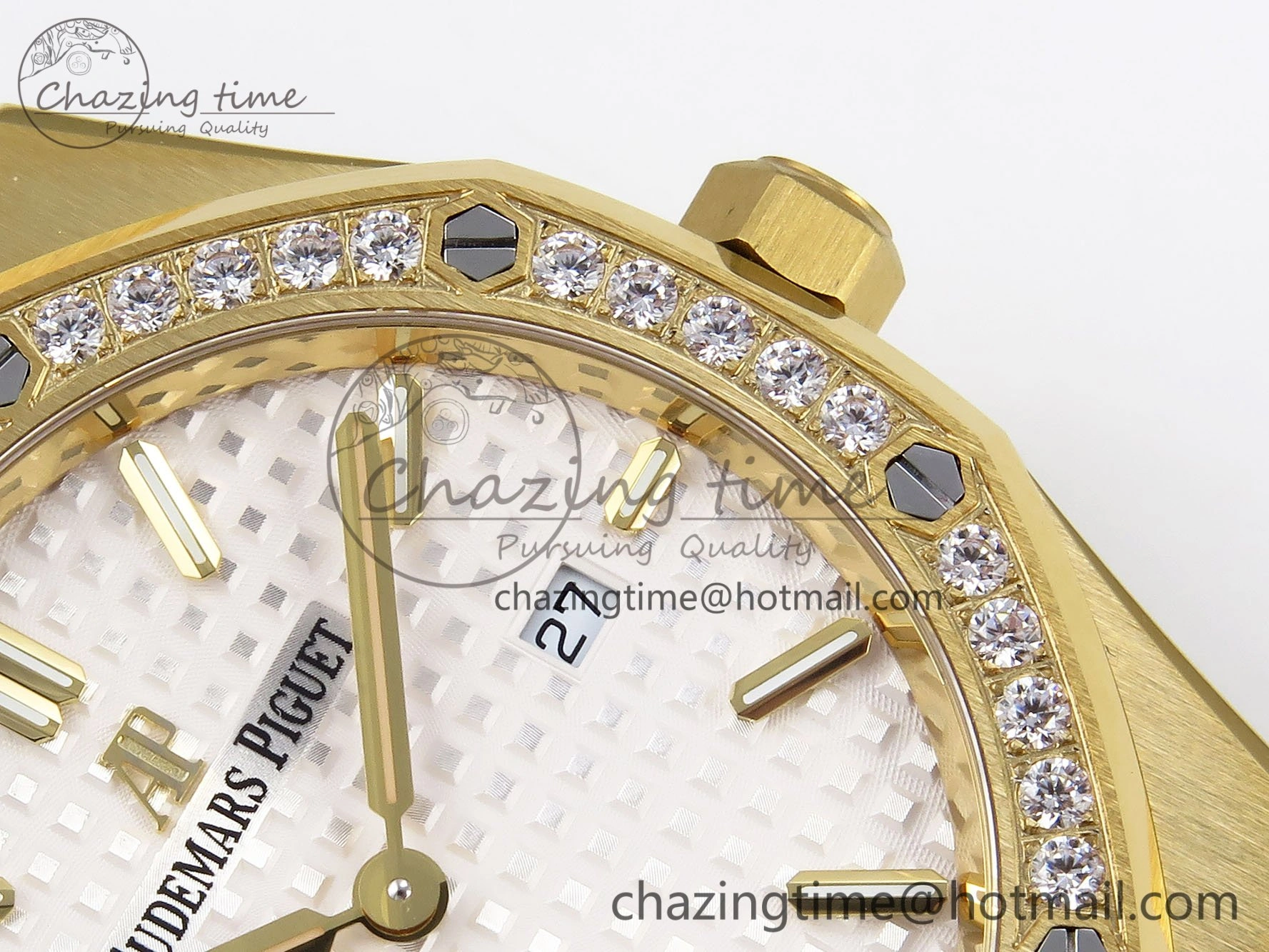 UrbanChic Lady Royal Oak 33mm 67651 Diamonds Bezel YG ZF 1:1 Best Edition White Textured Dial on YG Bracelet RONDA Quartz 4477