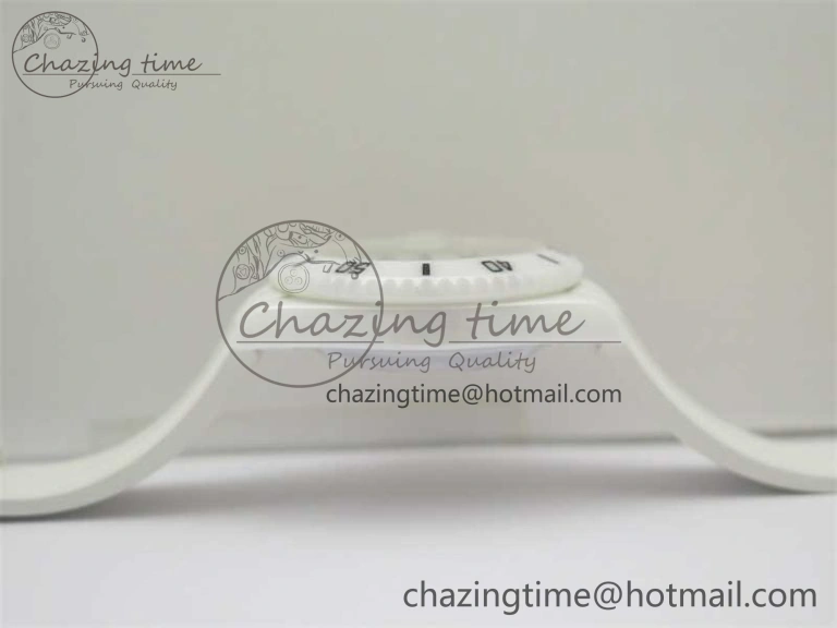 Durable Submariner 40mm White Ceramic 5GF Best Edition Sea Painting Dial on White Rubber Strap SA 2475