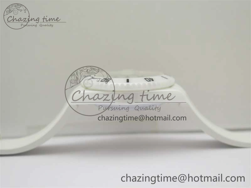 Durable Submariner 40mm White Ceramic 5GF Best Edition Sea Painting Dial on White Rubber Strap SA 2475
